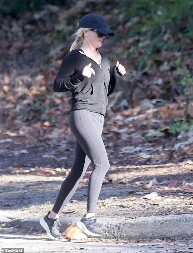 The star donned a pair of black leggings that hugged her figure, as well as a black jacket that was partially zipped up the front.