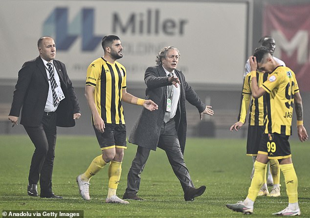 Istanbulspor president Faik Sarialioglu ordered his players to leave the field in protest.