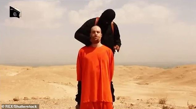 Jim Foley moments before being beheaded by an ISIS member in the desert