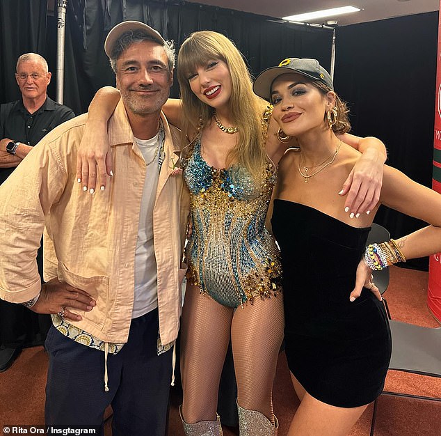Taylor posed backstage with Rita and her husband, Taika Watiti, 48.