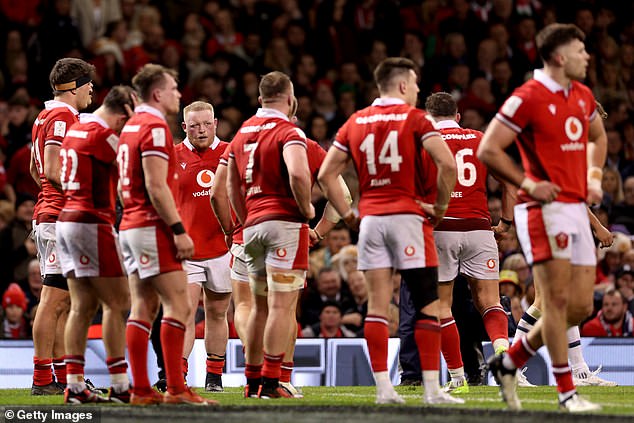 Gatland's youth-driven rebuild in Wales sees him name a team with an average age of just 25.