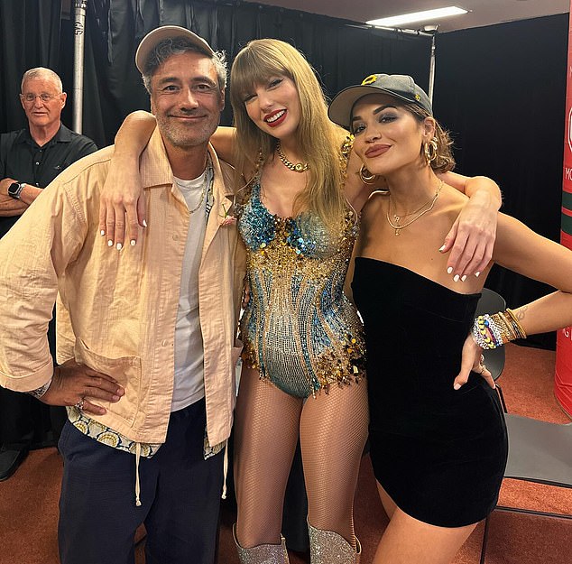 Rita and her husband, Taika Waititi, settled in for a photo with a sequin-clad Taylor backstage.