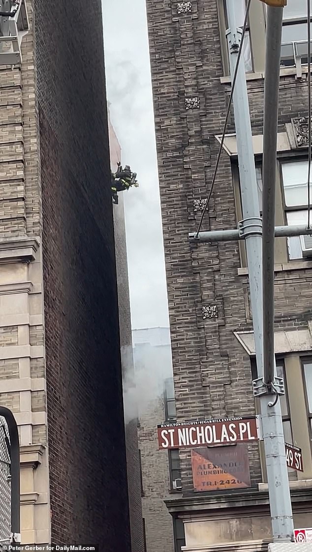 1708746784 422 Desperate New Yorkers hang out of windows to escape fire