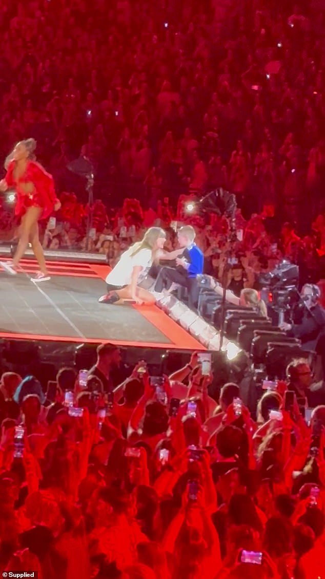1708780868 525 Crowd goes wild as Taylor Swifts backup dancer quotes a