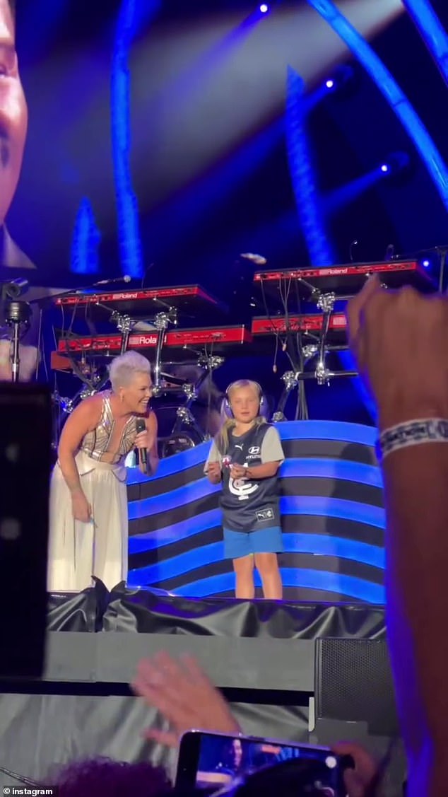 The seven-year-old took to the stage wearing a Carlton jersey with the number four on the back. The Australian football club shared a video of the moment on its official social networks this weekend.