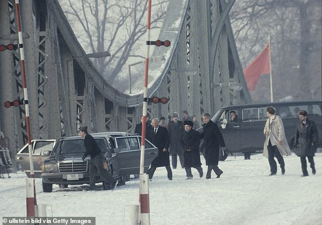 Civil rights activist, Soviet dissident from the USSR Natan Sharansky (wearing fur hat) and American ambassador Richard Burt after his release in West Germany on the Glienicker Bridge connecting Potsdam (East Germany) and Berlin (West)