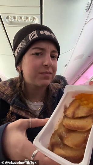 During a 16-hour flight to Sydney in economy class with Air Canada, TikTok creator Sammy K (@skzzolno) revisited her 'breakfast haul'