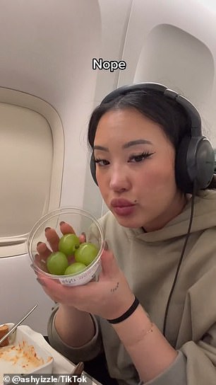 While flying with Korean Air, TikTok influencer Ashley Yi filmed herself eating breakfast and gave each item a rating.