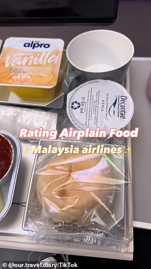 1708886838 320 Plane passengers rate their airline breakfasts with juicy sausages