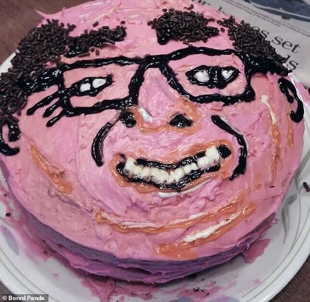 On the other hand, a woman tried to make a Danny DeVito cake, in honor of the American actor, for her friend, but the result was petrifying.