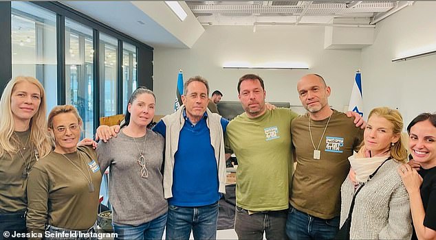 On December 18, the Emmy winner (M) and his wife Jessica Seinfeld (2-R) made a support visit to Israel to see the site of the Be'eri massacre and visit the headquarters of the Abducted Families Forum and Disappeared, as well as the Brothers. and Sisters of Israel