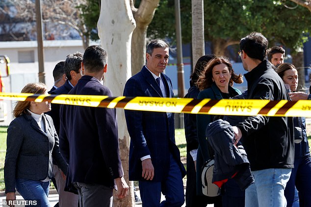 The President of the Spanish Government, Pedro Sánchez (center), visited the site of the tragedy on Thursday.