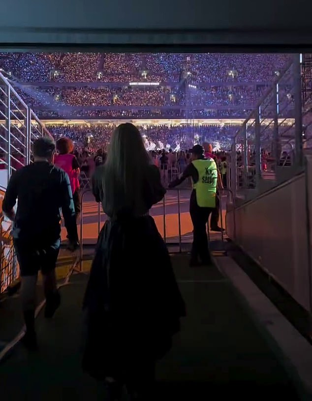 She then confirmed that she had returned for Taylor's third performance in Sydney as she shared a video of herself entering the stadium.