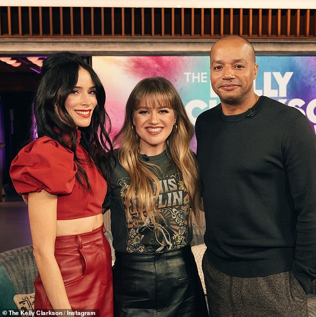 Extended Family stars Donald Aison and Abigail Spencer joined Kelly to show off their musical talents.