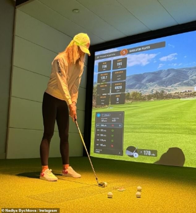 The couple enjoyed some time off in London and visited an indoor golf course for a date night.