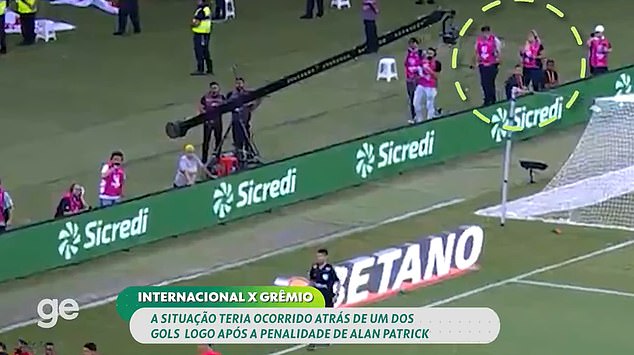 Brazilian media GloboEsport showed images of Kumpel behind the goal in the final minutes of the match.