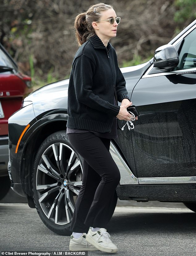 1709087121 630 Rooney Mara drapes baby bump in maternity top on solo