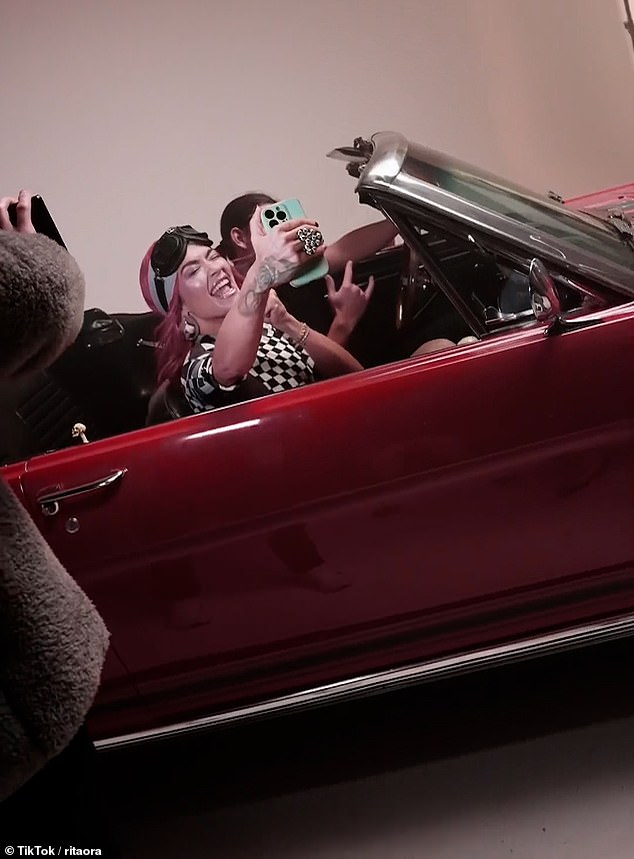 The singer sat in the car with Griffin while she took selfies on her phone while filming the music video.