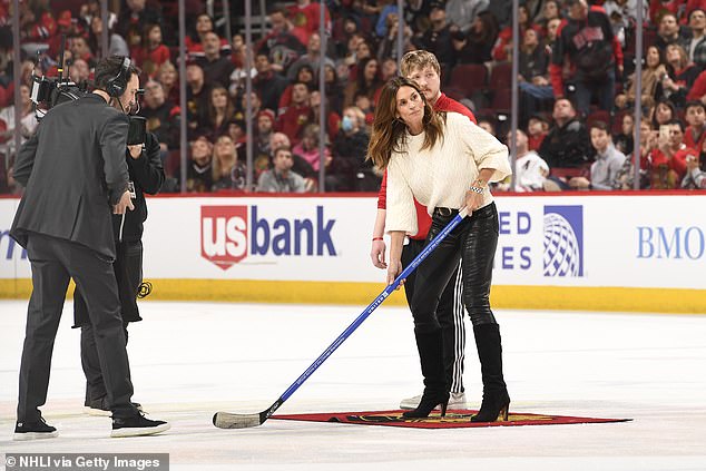 Crawford was with her husband Rande Gerber of Casamigos as they attended the game as friends of Chelios.