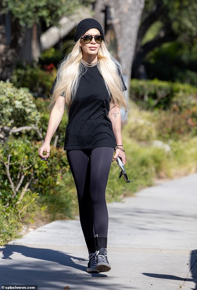 The 90210 actress, 50, rocked a black beanie with a matching black shirt, athletic leggings and Converse sneakers for the outing.