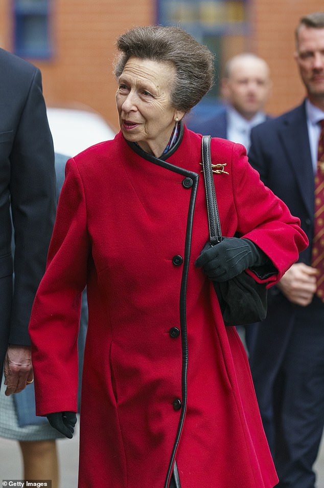 The royal wowed in a bright red coat which she paired with black gloves and an elegant gold brooch.