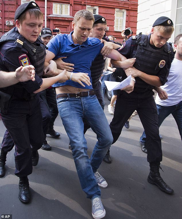 Officers arrest Alexei Navalny in Moscow in 2013