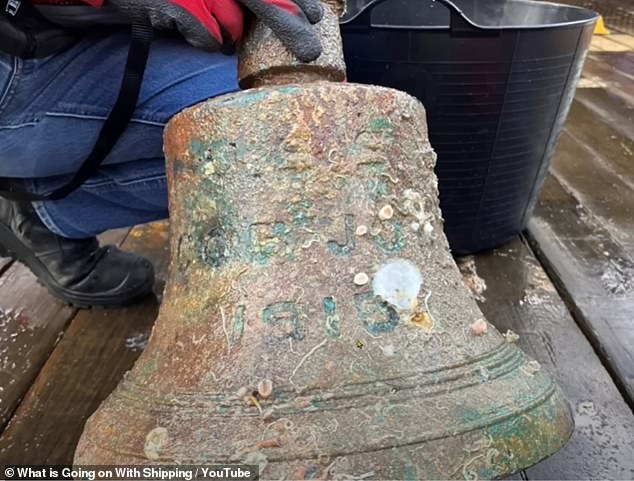 The United Kingdom and the United States have recovered the bell of the first American ship sunk by submarines during the First World War, seen here after being recovered from its former resting place 115 meters in the Atlantic.