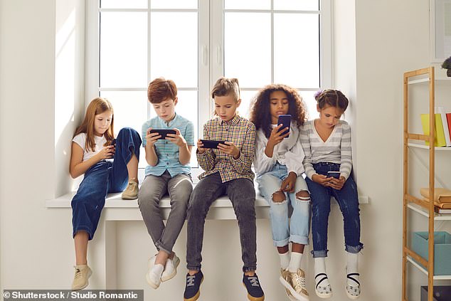 New California bill will require social networks to show minors chronological content instead of algorithm-based feeds