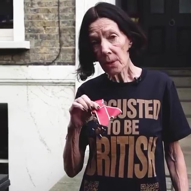 Katharine Hamnett apparently tired of being a simple commander of the British Empire and relegated her insignia to oblivion or, worse, to one of her trash cans.