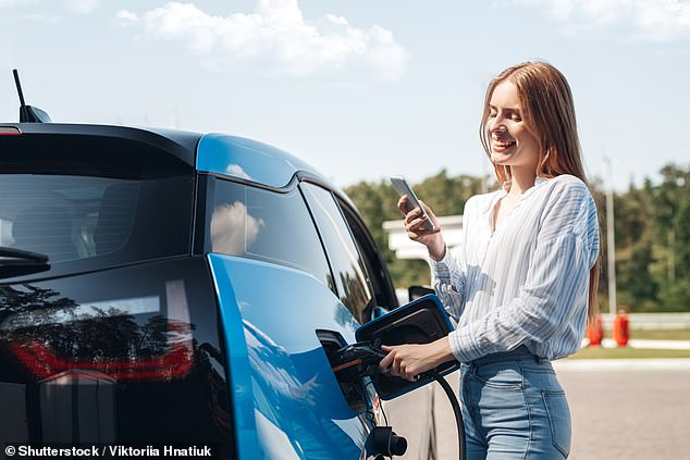 Nearly half of drivers are likely to take lessons in an electric vehicle, according to a new Gridserve study, but only one in seven can find a local instructor offering lessons, making the switch to electric a challenge. elderly.