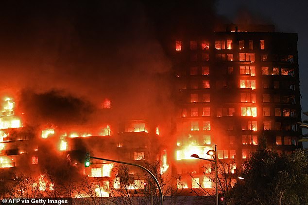 Huge fire breaks out at block of flats in Valencia