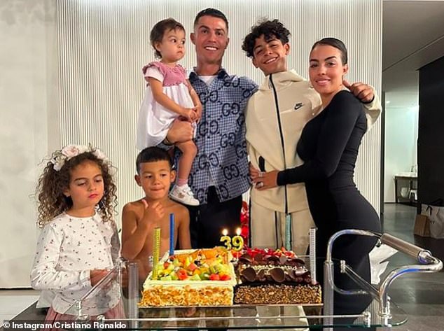 Cristiano Ronaldo turned 39 last week and marked the occasion with a family photograph with his partner Georgina Rodríguez, four of his five children and some sumptuous birthday cakes.