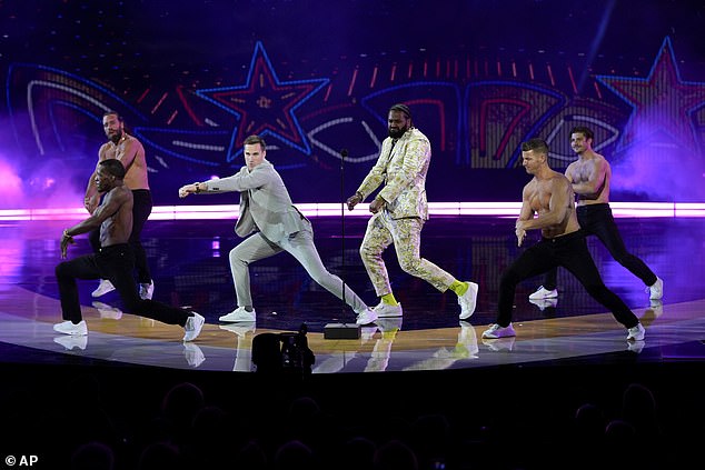 Vikings QB Kirk Cousins ​​participated in a dance routine while on stage during the NFL honors.