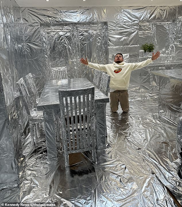 This is the moment a horrified mother comes home from her vacation to find a room in her house covered in 900 meters of aluminum foil, which took five long hours to remove.