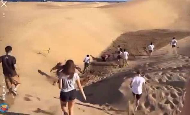A group could be seen running through the Maspalomas Dunes towards the hidden briefcase, before digging with their shovels and bare hands.