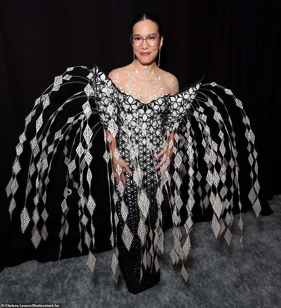 Ali Wong made a rather disconcerting appearance on the SAG Awards red carpet in an enormous dress that featured strands of diamond-shaped embellishments flying down the sides, leaving the comedian looking like a dove.