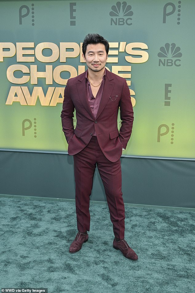 The 34-year-old actor was seen on stage wearing three suits with different styles throughout the night.