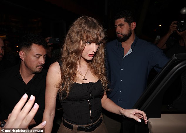 Taylor Swift literally stopped traffic on Tuesday night when she went out to dinner in Sydney.  In the photo
