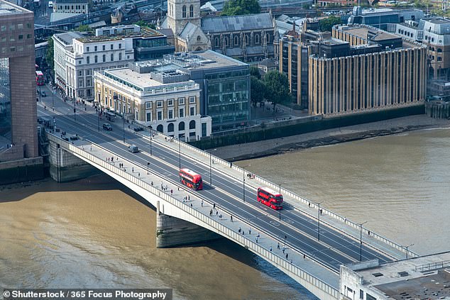 The first London Bridge was built around 52 AD.  C. by the invading Roman army of Emperor Claudius, somewhere near the site of the current bridge (above).