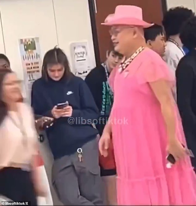 Tjachyadi's appearance in a pink dress seemed to have little impact on the unimpressed students.