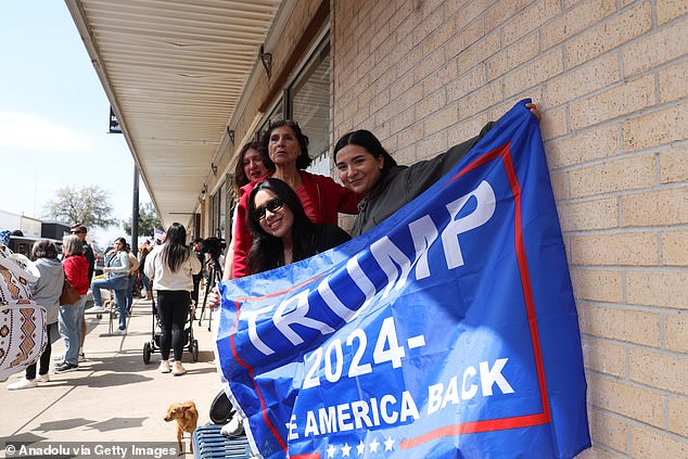 Visit of former US President Donald Trump to the town of Eagle Pass, near the Texas-Mexico border: his supporters gathered in the region on Thursday, February 29.