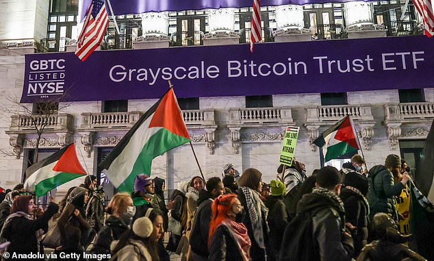 1709304379 594 Pro Palestinian protesters ride the famous Wall Street Bull and dare
