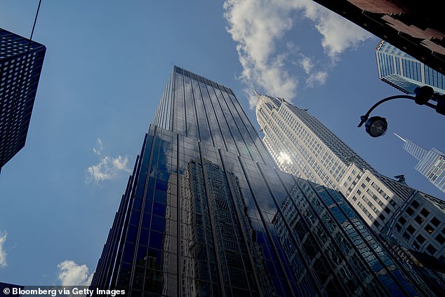In the photo, the Chrysler building in New York: office buildings face more and more empty spaces