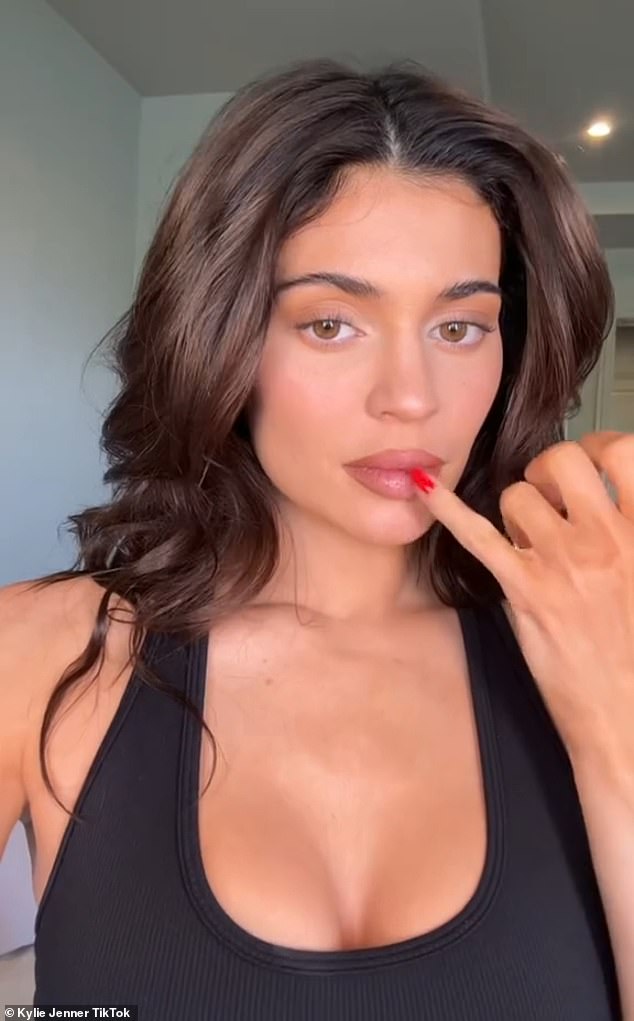Kylie showed her fans how to do her makeup and looked amazing while doing it