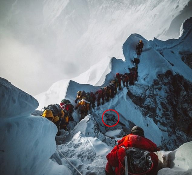 In 2019, an image was published showing a still tied corpse hanging from the mountain amid long queues.