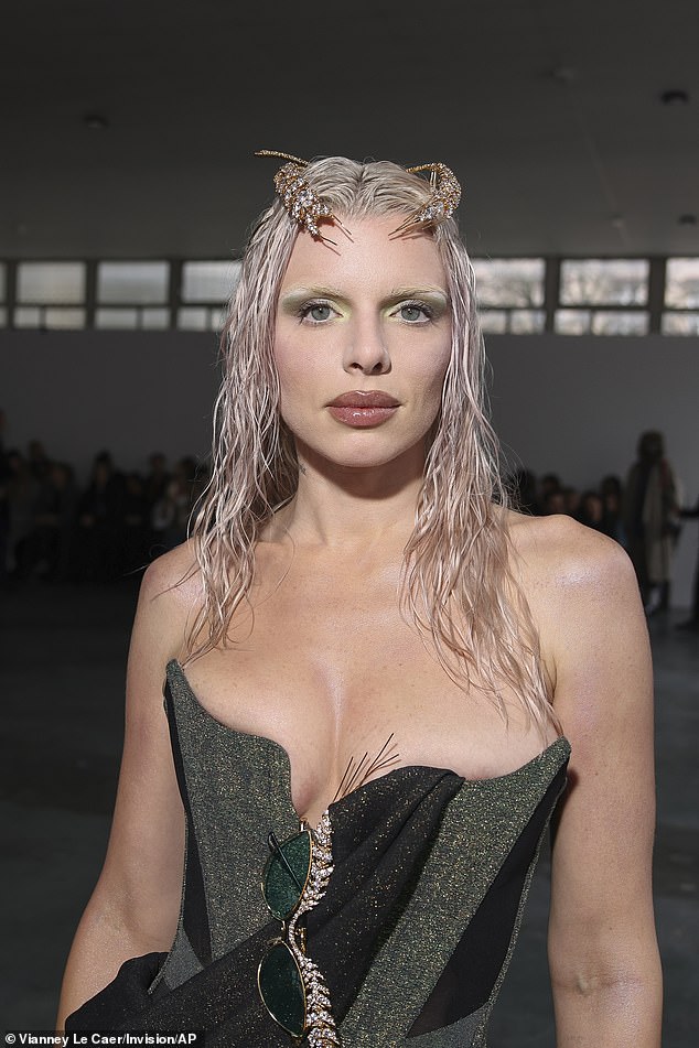 The actress, 34, wore a low-cut dress with a corset, typical of the style of the latest designers, combining it with a peculiar headdress and glitter on the body.