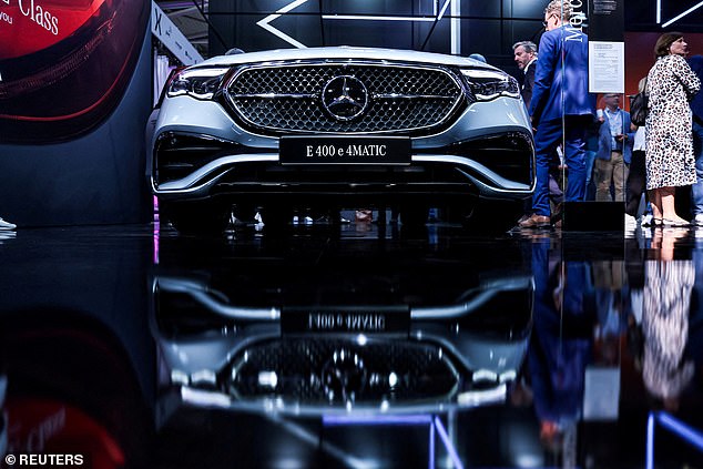 Mercedes-Benz will present its E400e 4Matic model in Munich in September 2023. Last Thursday, the German automaker delayed its electrification goal by five years