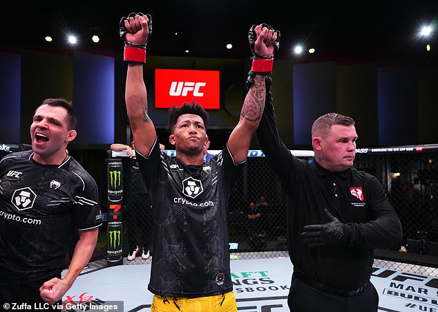 With the victory, Oliveira earned his third consecutive victory and improves to a 20-3 MMA record.