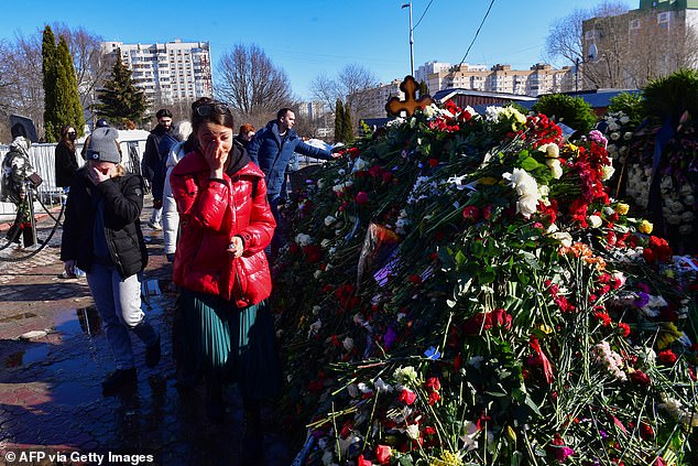 1709478142 789 Thousands of Russian mourners continue to line the streets to