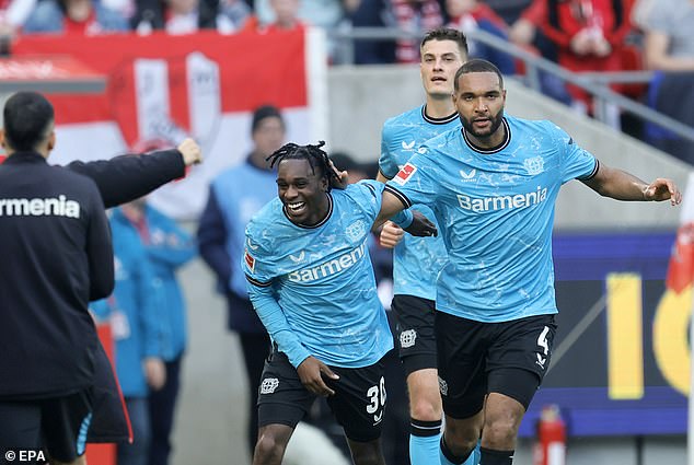 Frimpong (center) put Leverkusen ahead in the 38th minute, taking advantage of a pass from Patrik Schick.